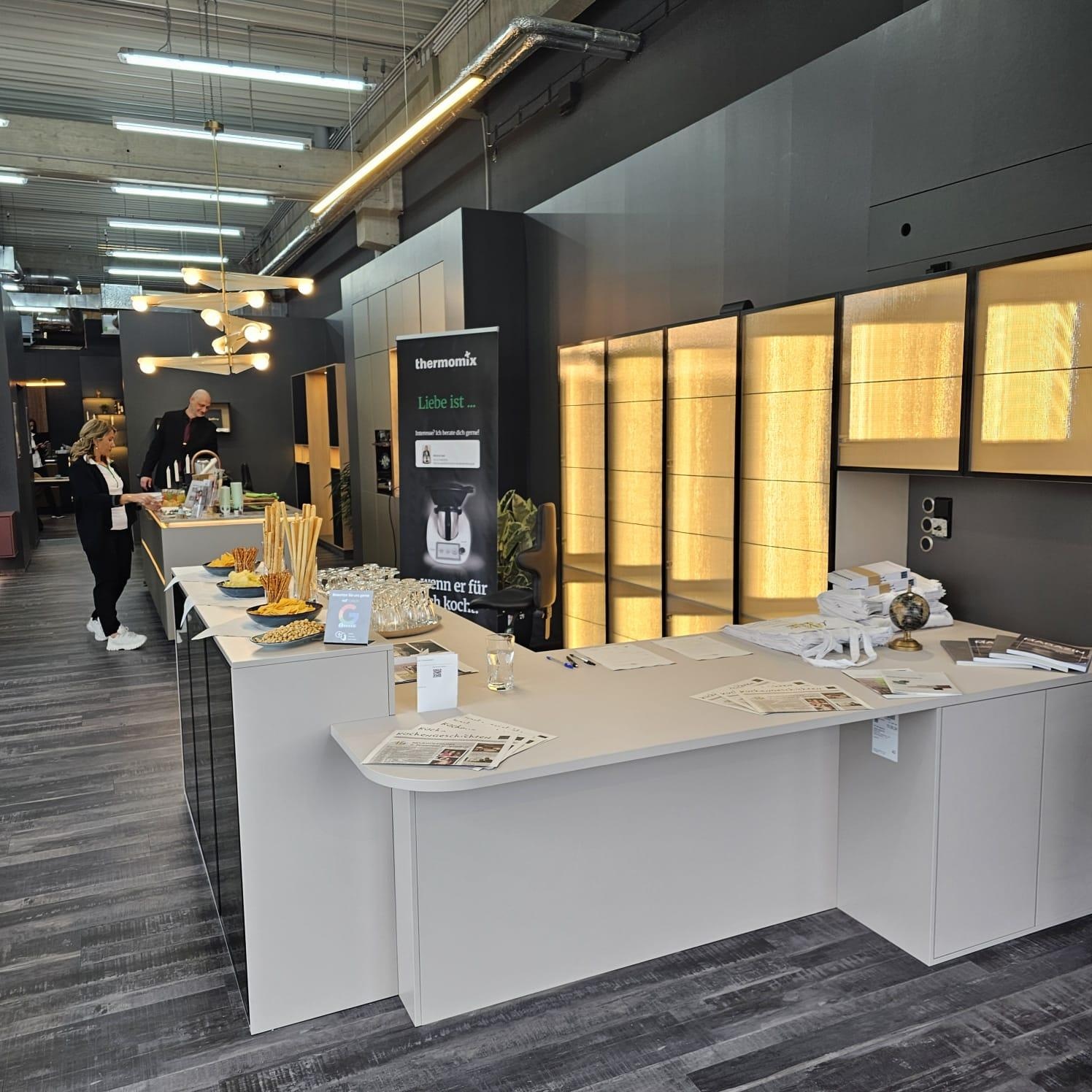 L Küche in einem Sandton mit Glasschränken