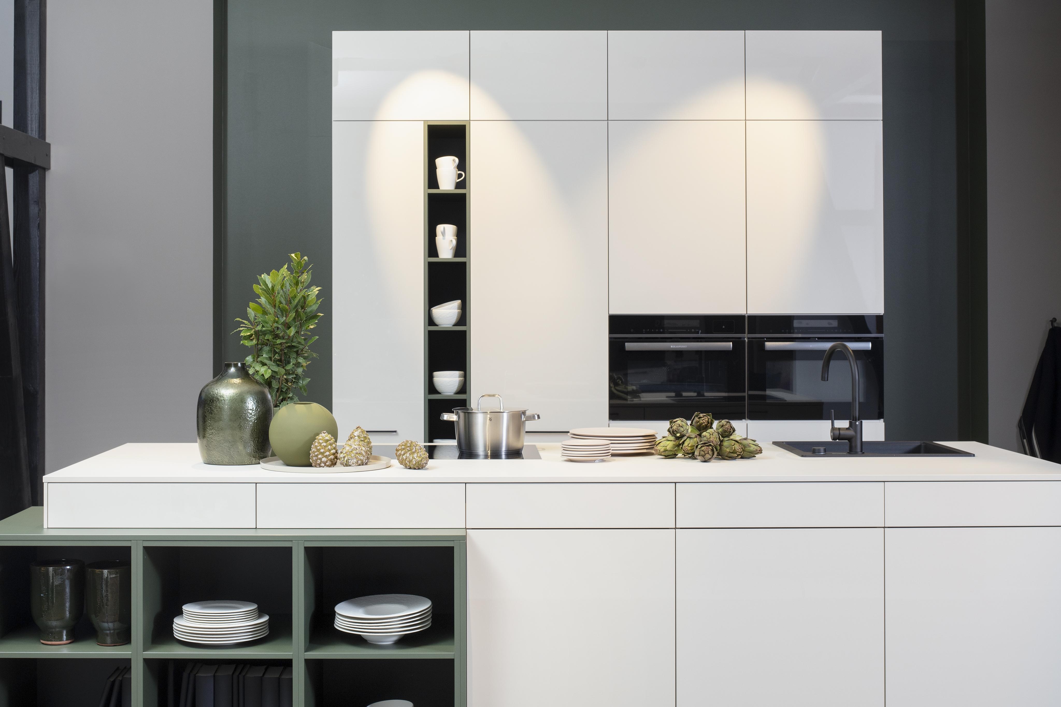 Küche in Magnolie mit Farbakzenten in Olive