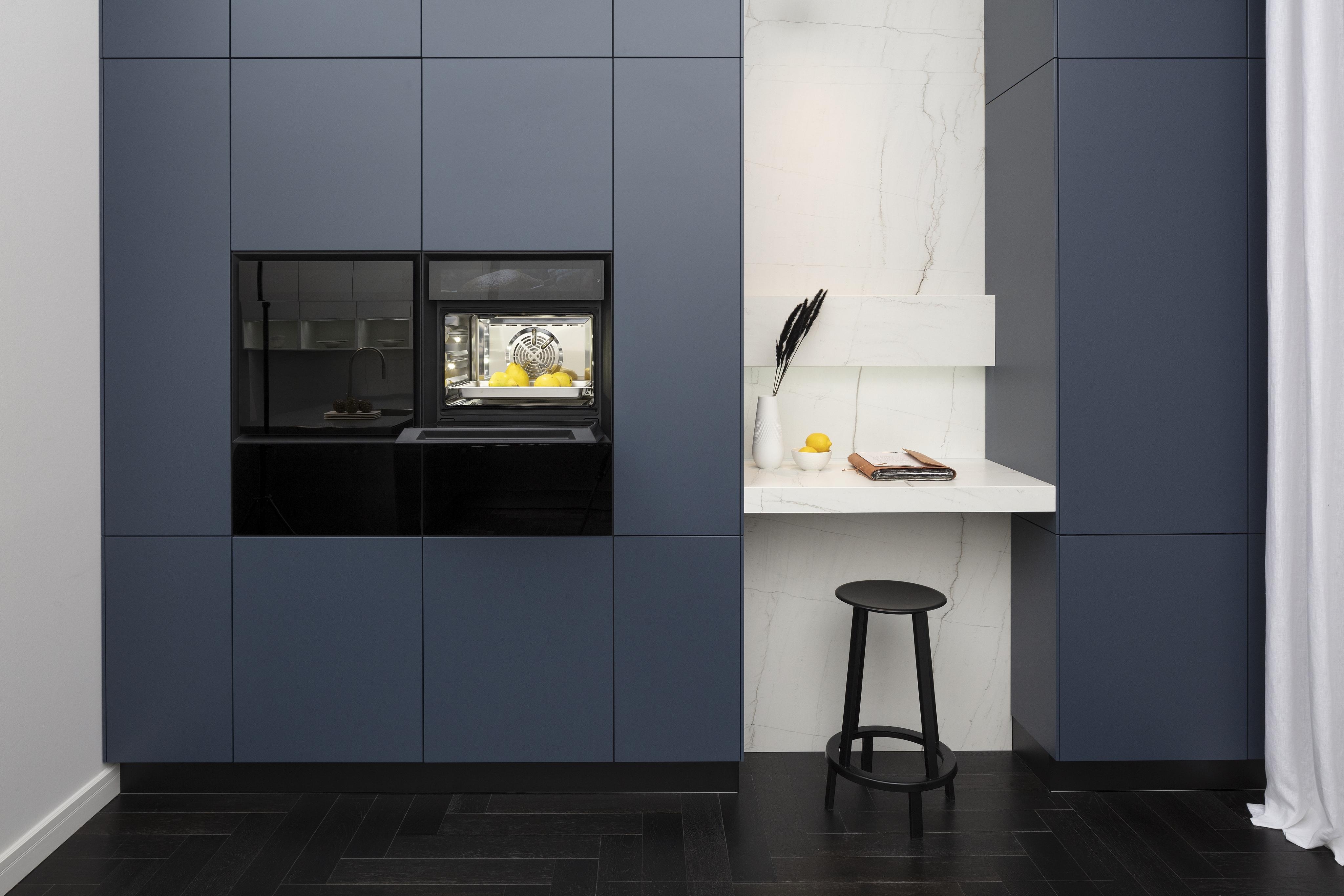 Häcker Hochchrankzeile in blau mit eingesetztem Arbeitsplatz