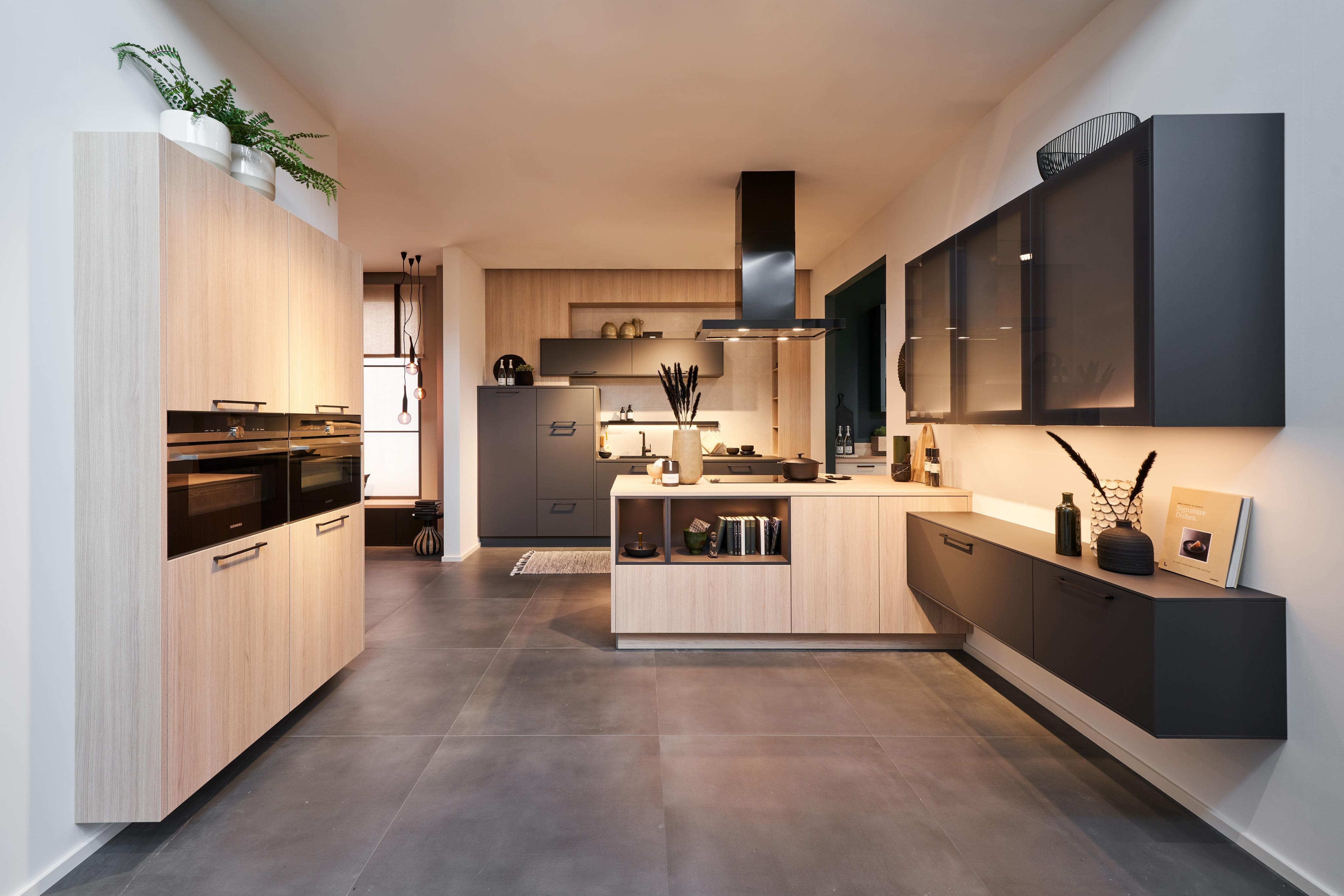 Küche in Feineiche und graphit mit Glaselementen