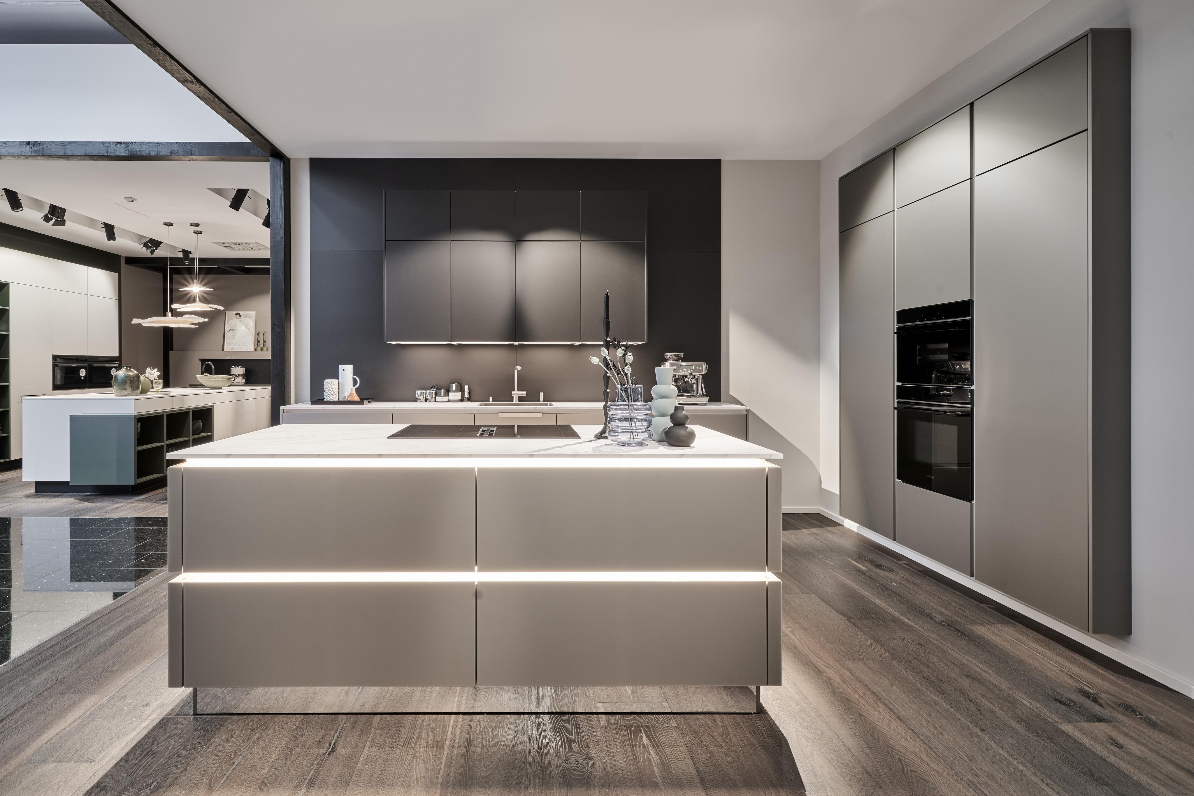 Grifflose Küche mit Kücheninsel in Grau- und Sandtönen 