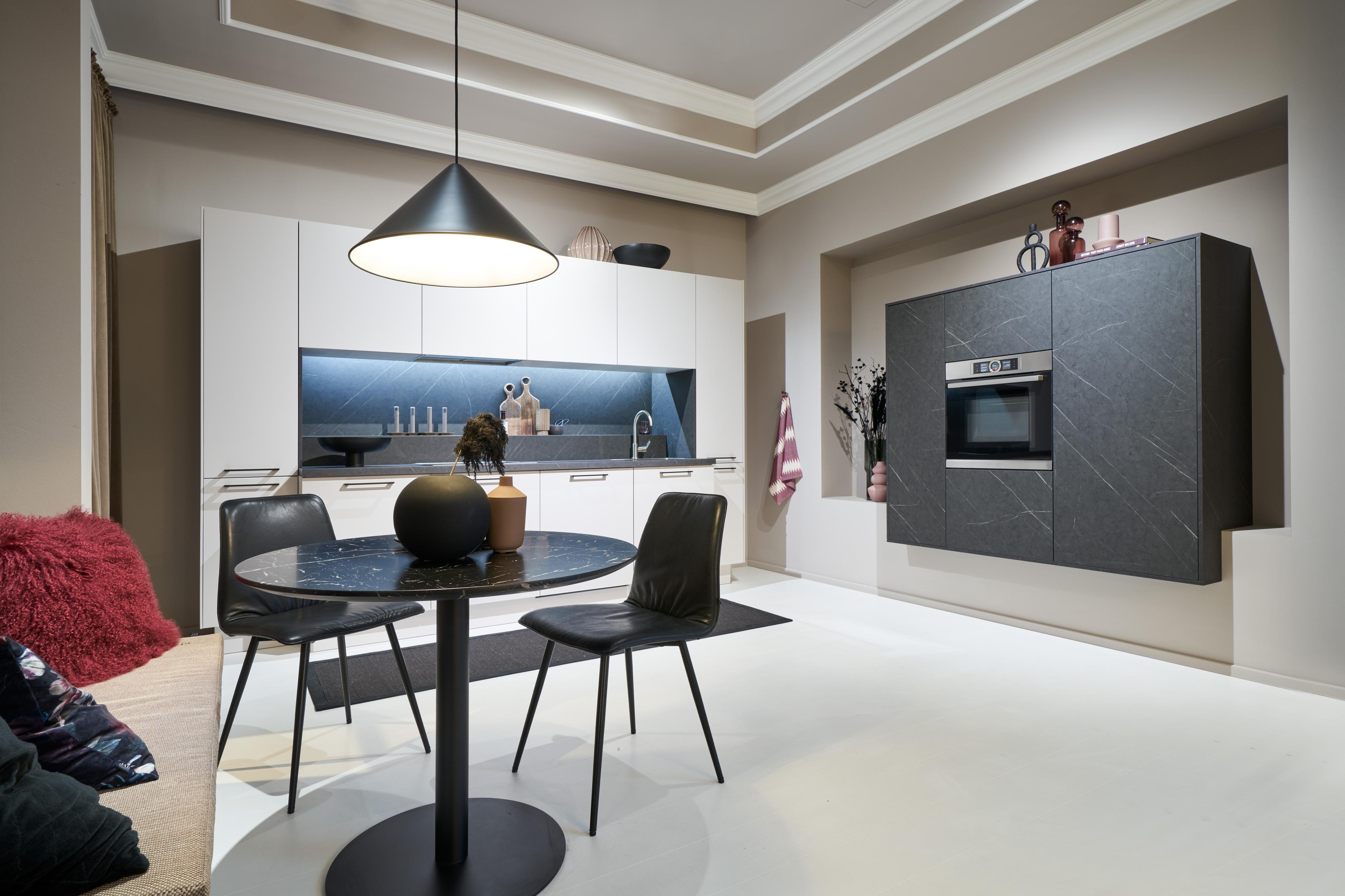 Weiße Küchenzeile mit einem schwebenden Highboard in Schieferoptik