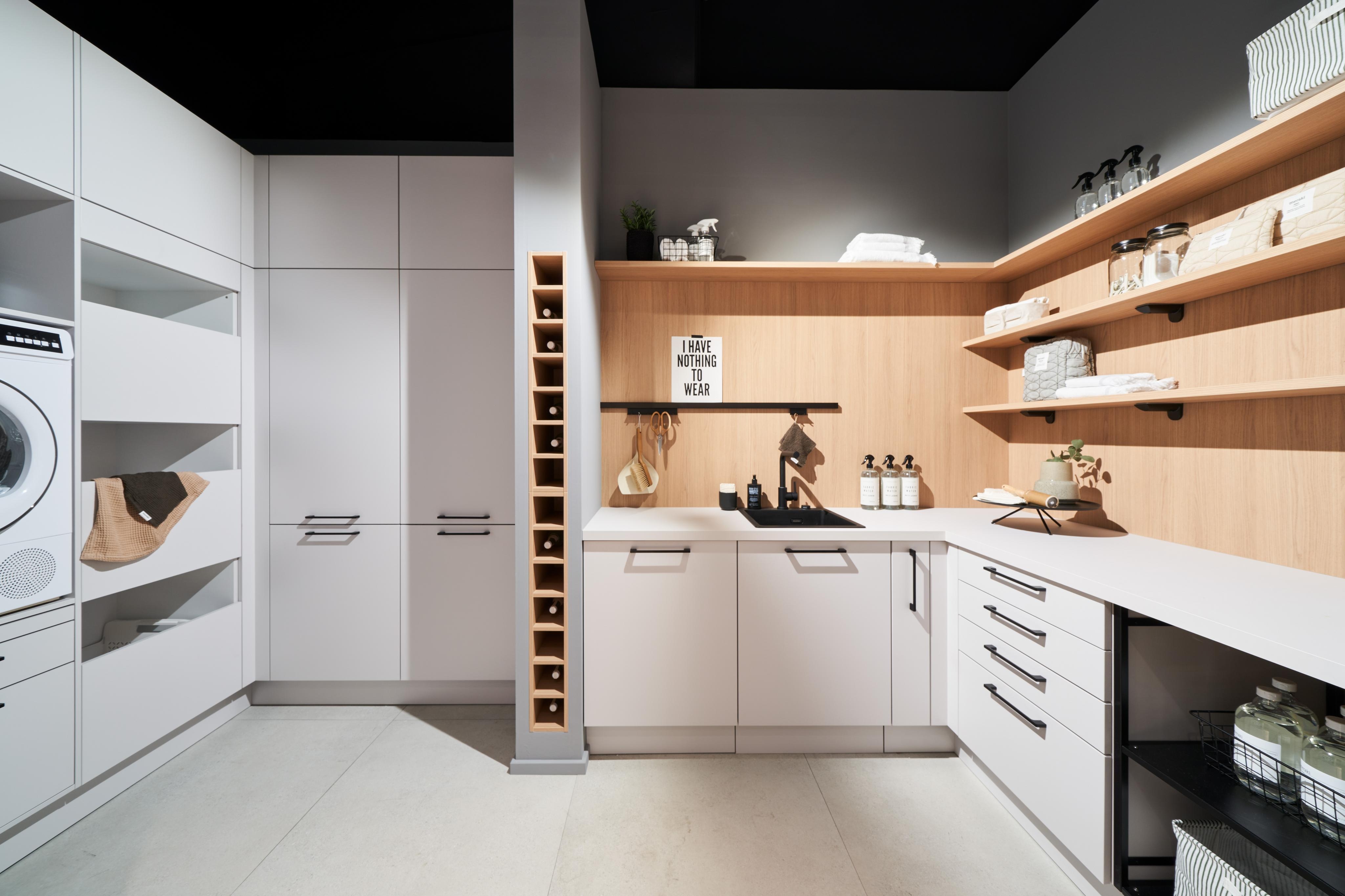 Haus-Wirtschaftsraum in hell mit Akzenten und Weinregal in Holz mit Wäschesammelschrank