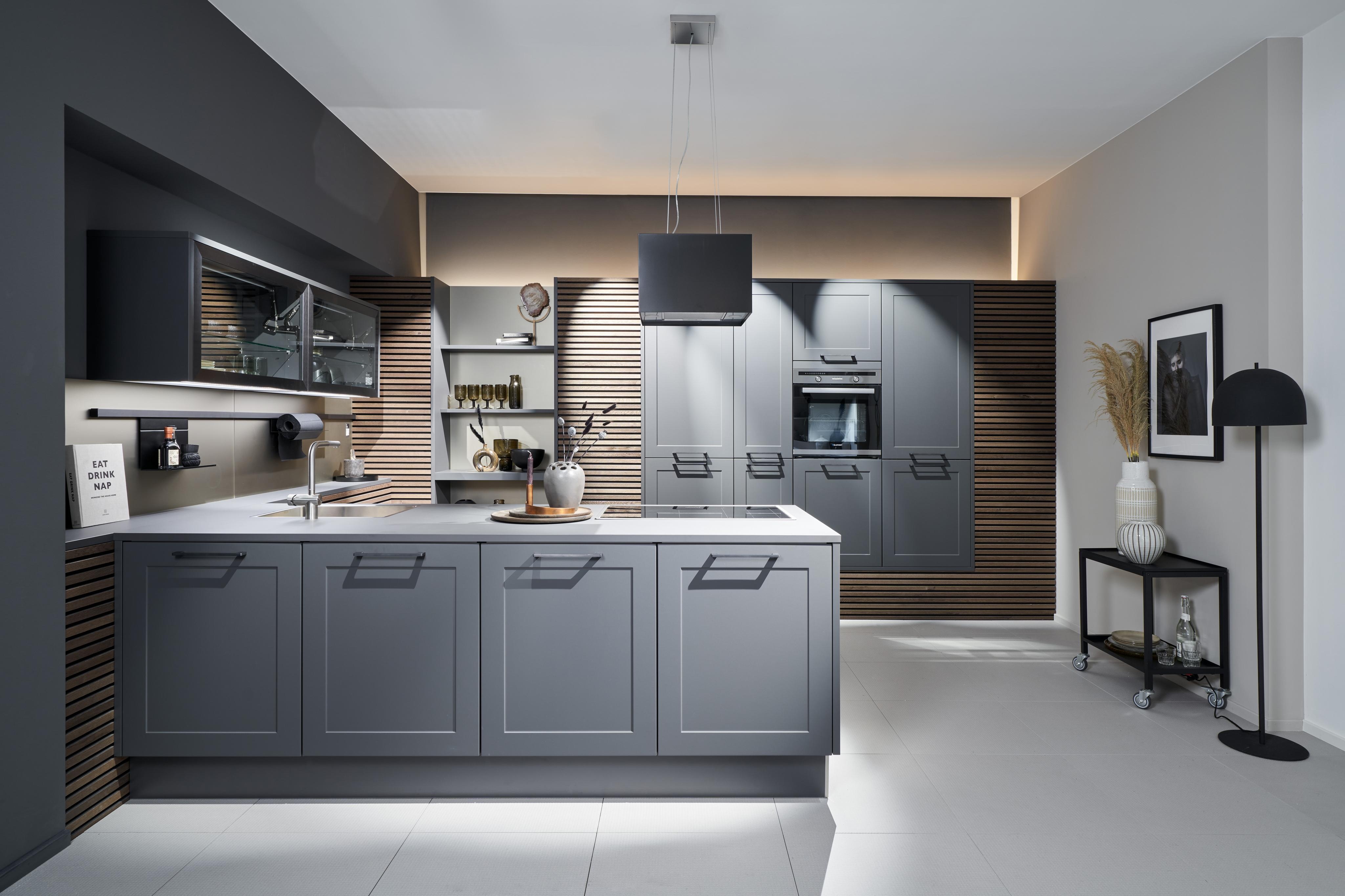 L-Küche mit angesetzter Kücheninsel plus Hochschrankblock in Graphit mit Holzrückwand