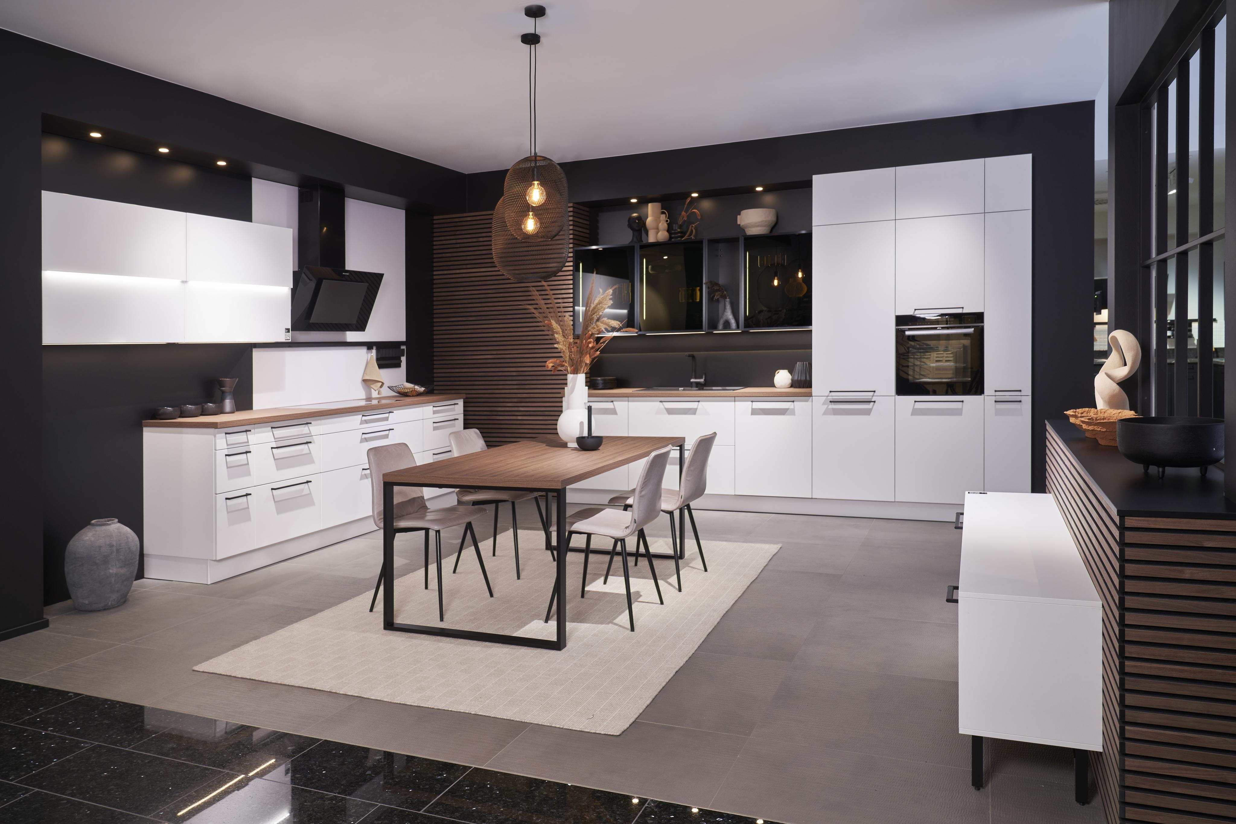 Weiße Küche mit zwei Zeilen und einem Esstisch in der Mitte