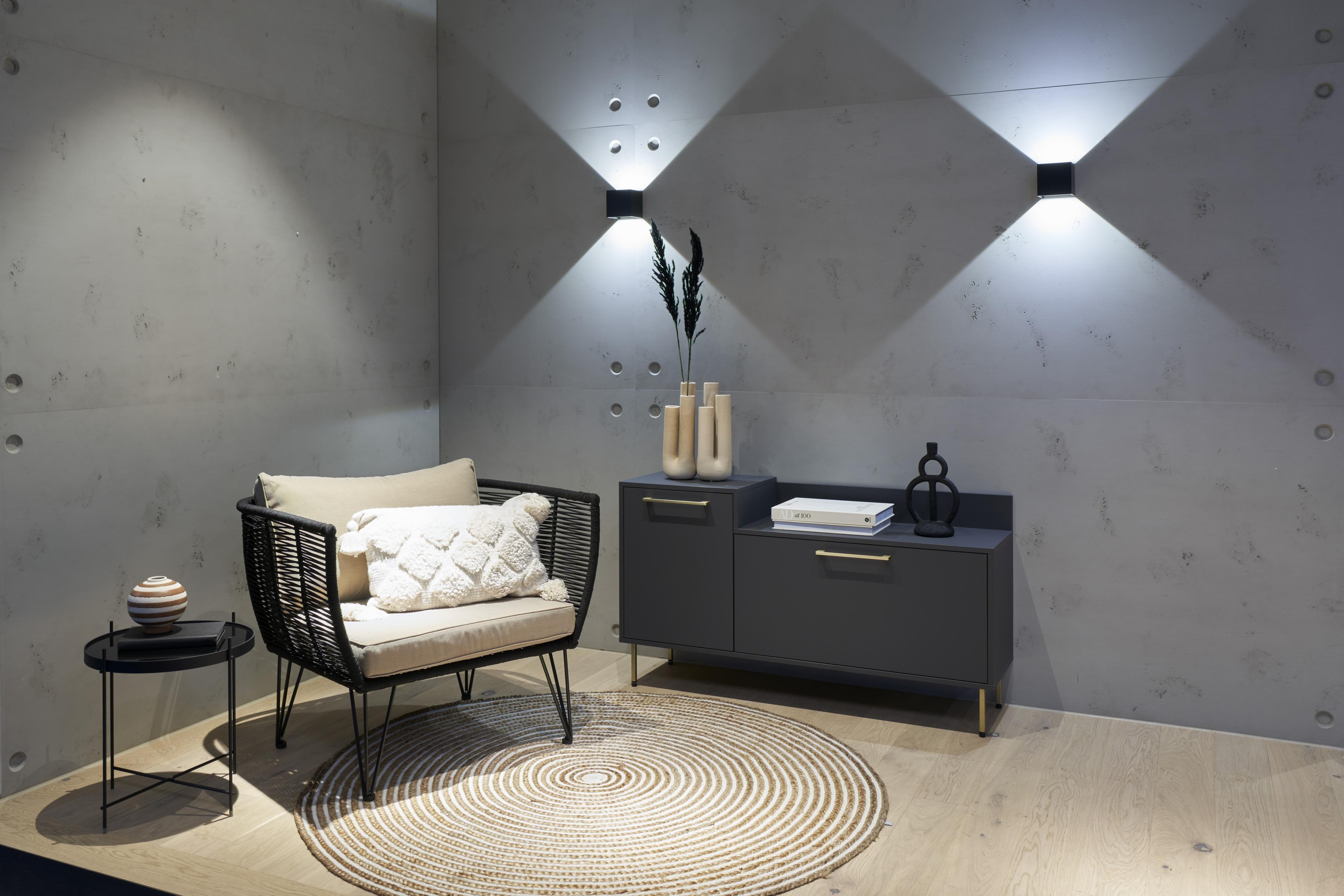 Sideboard in dunkel mit einem Sessel