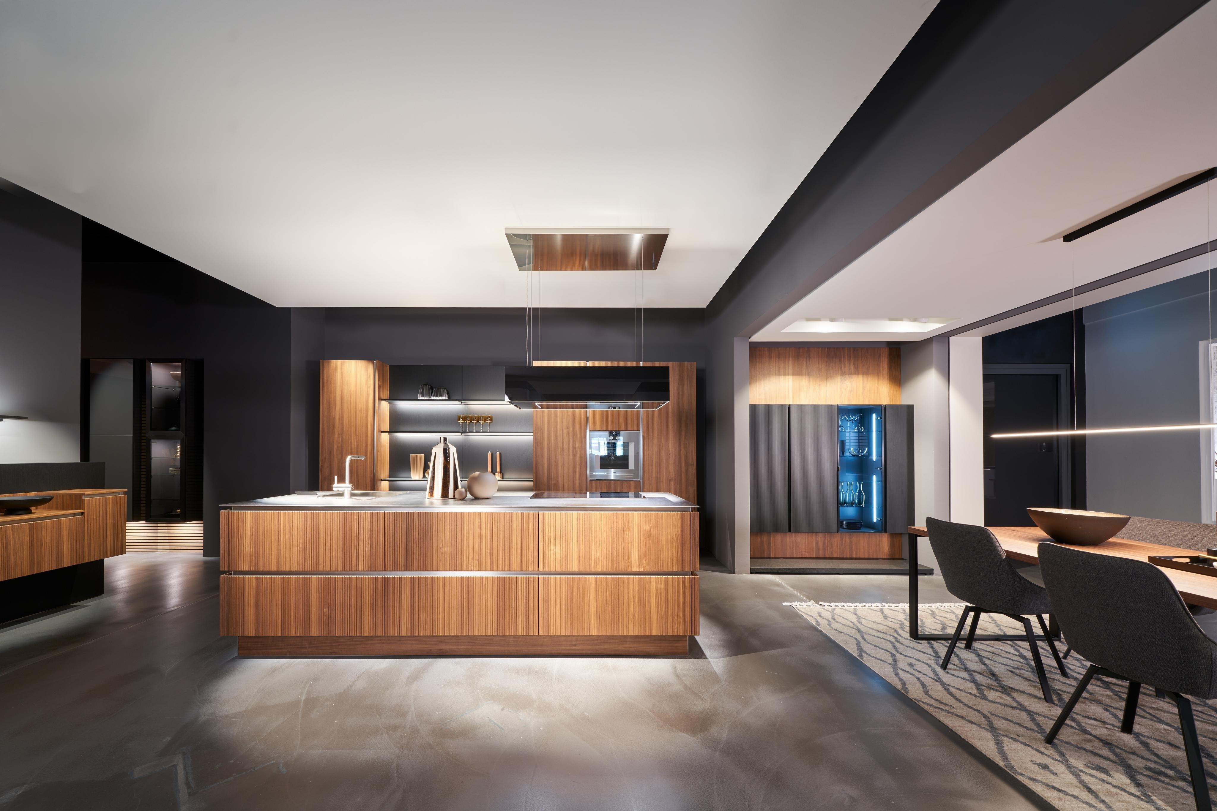 Holzküche mit Hochschränken und einer Kücheninsel