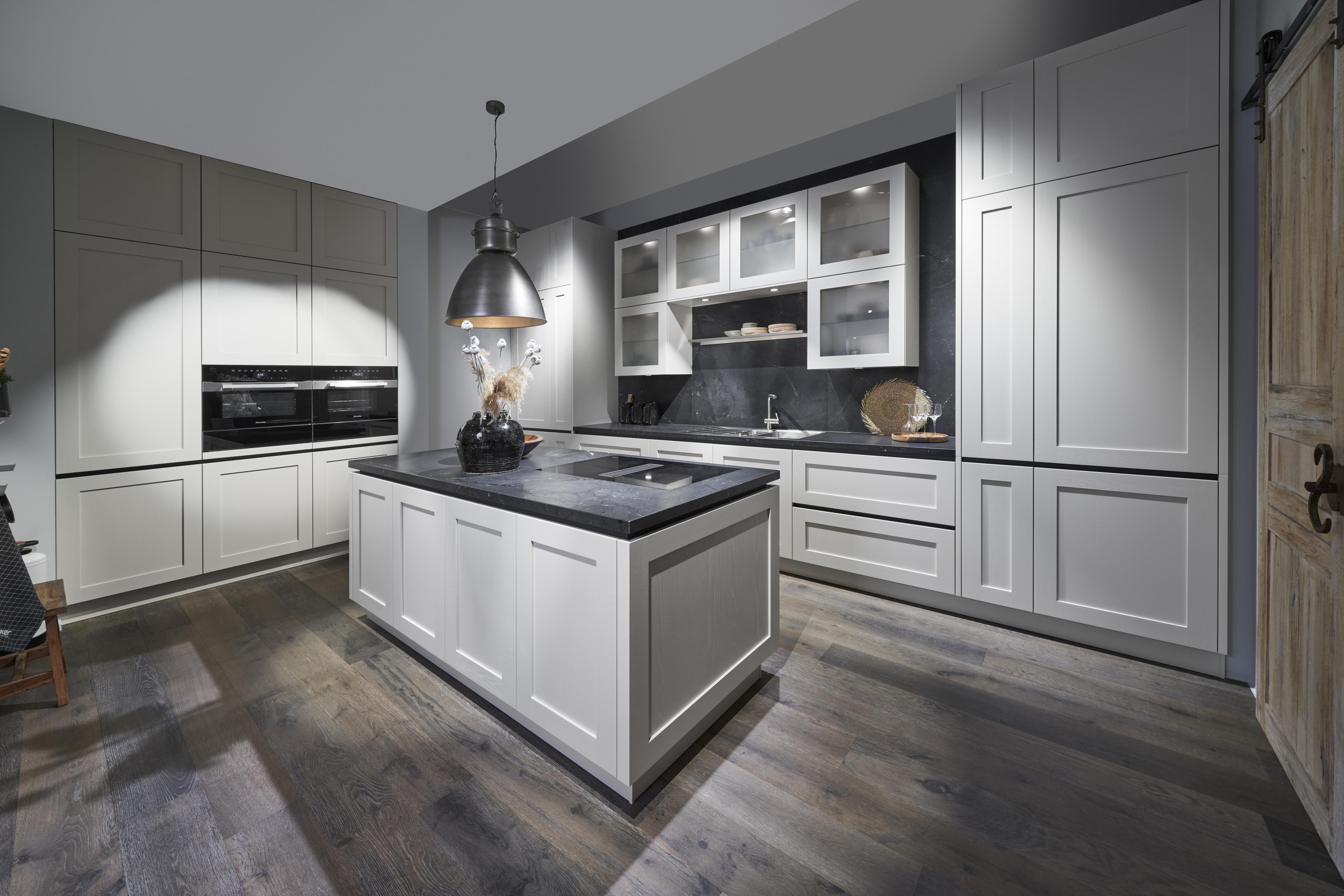 Landhausküche in weiß grifflos mit Kücheninsel und einer dunklen Arbeitsplatte