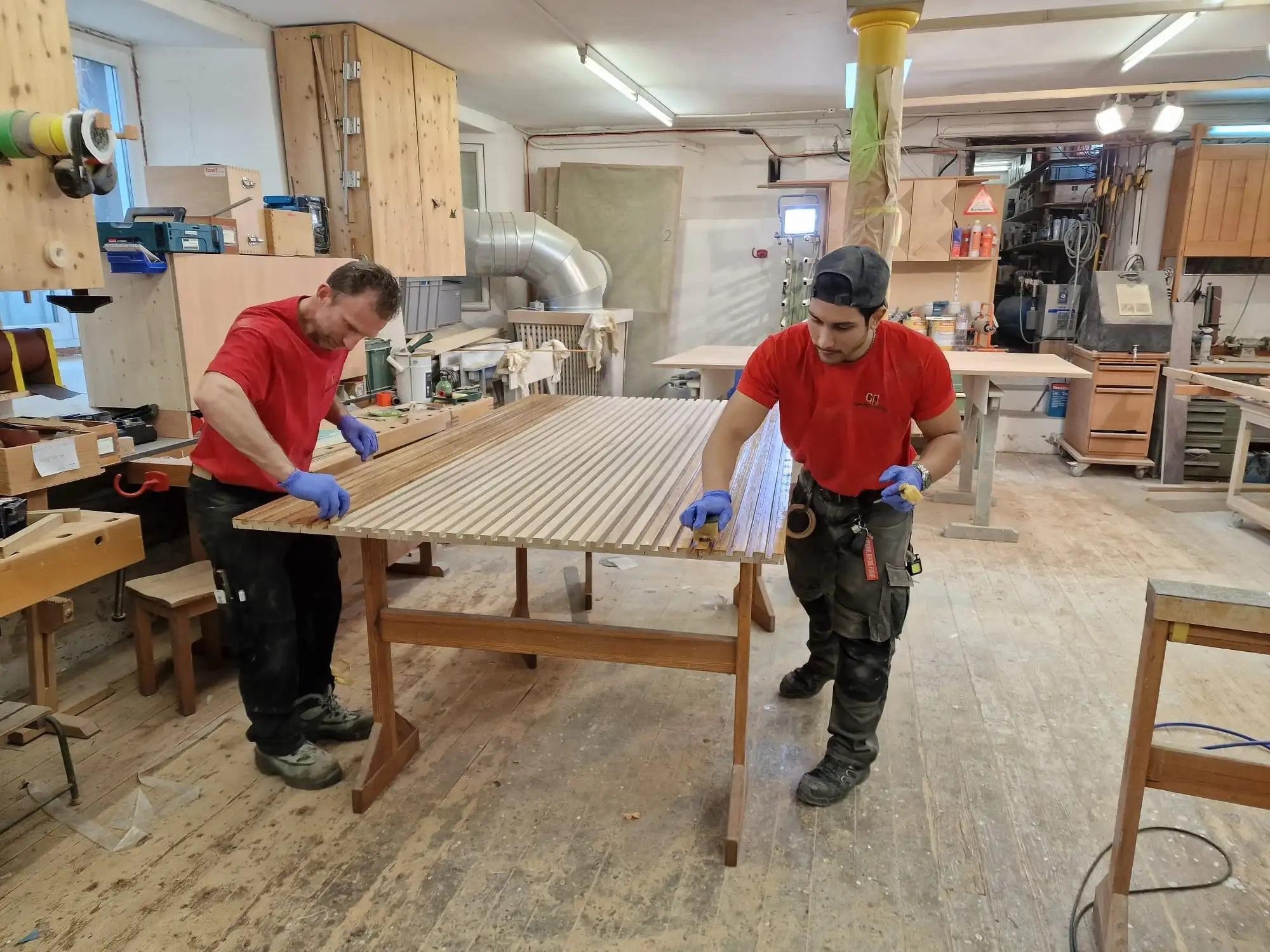 Männer in einer Werkstatt