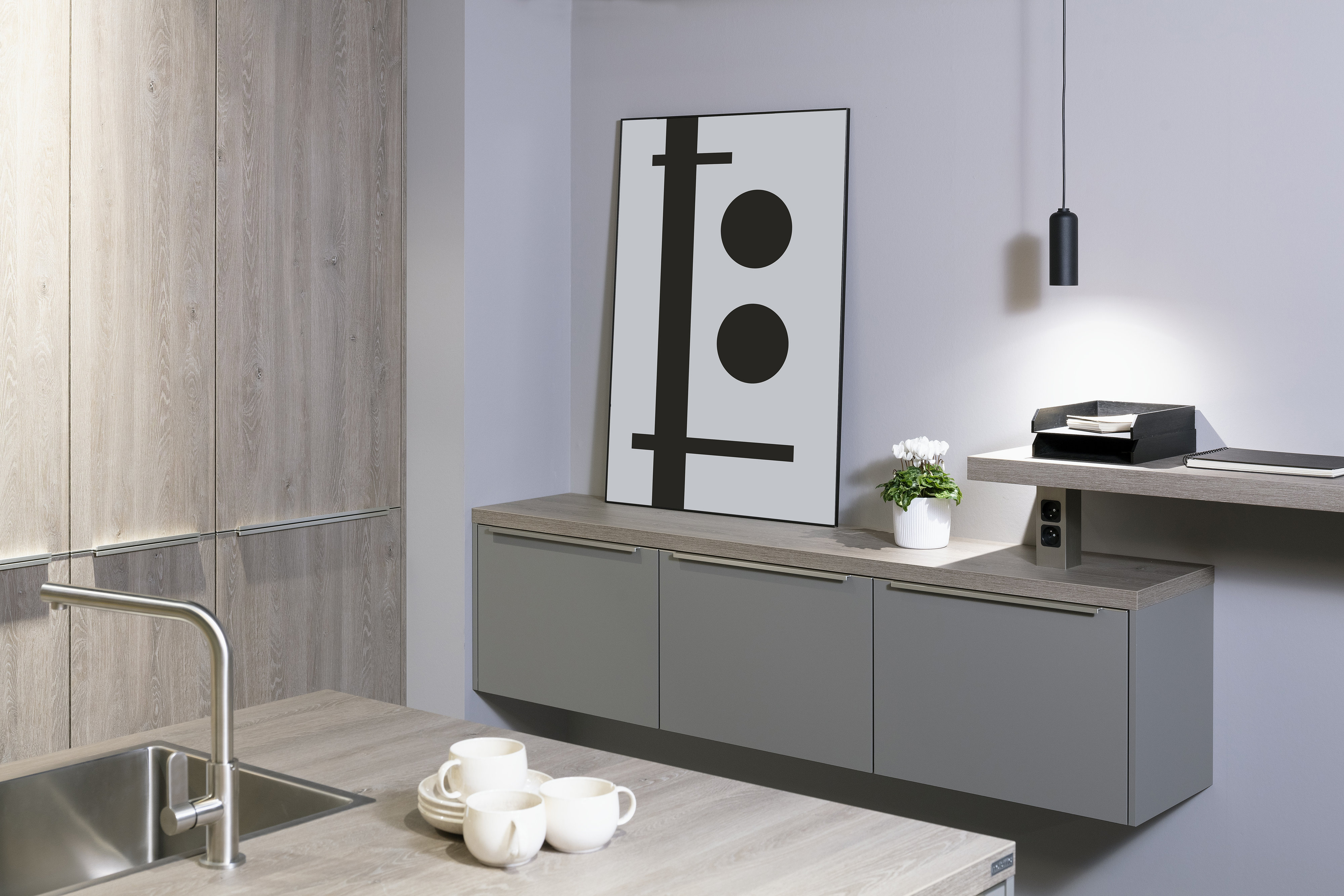 schmales hängend montiertes graues Sideboard in der Küche 