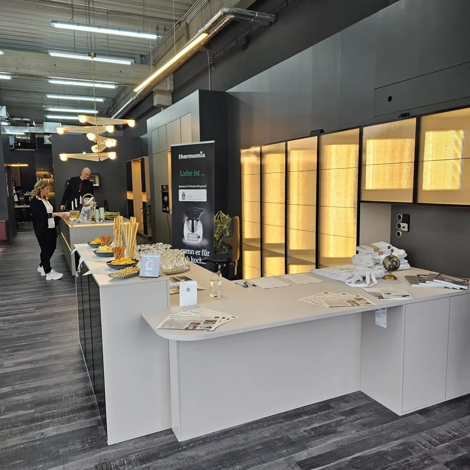 L Küche in einem Sandton mit Glasschränken