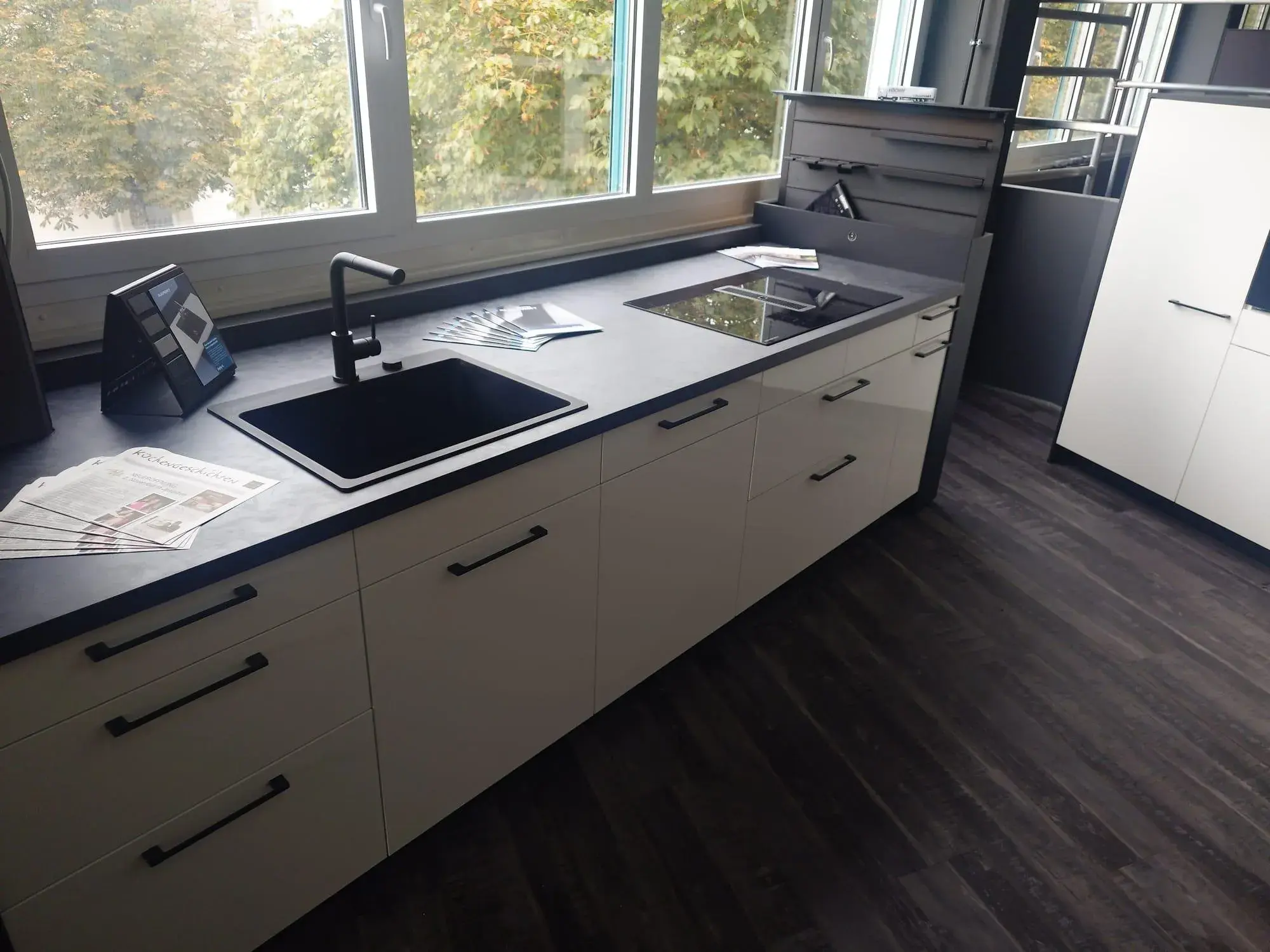 Zeile und Backofenhochschrank weiß mit dunkler Arbeitsplatte