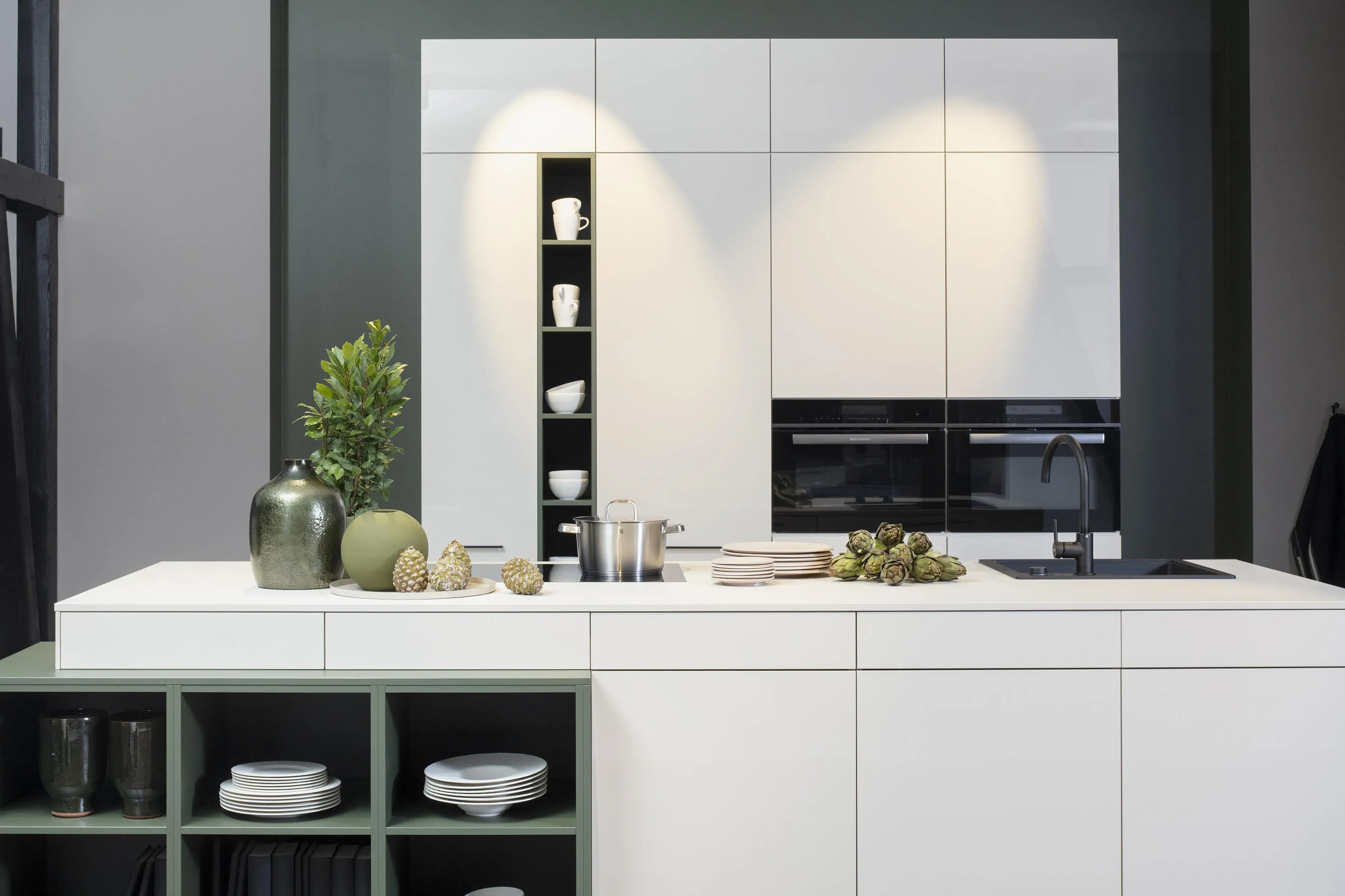 Küche in Magnolie mit Farbakzenten in Olive