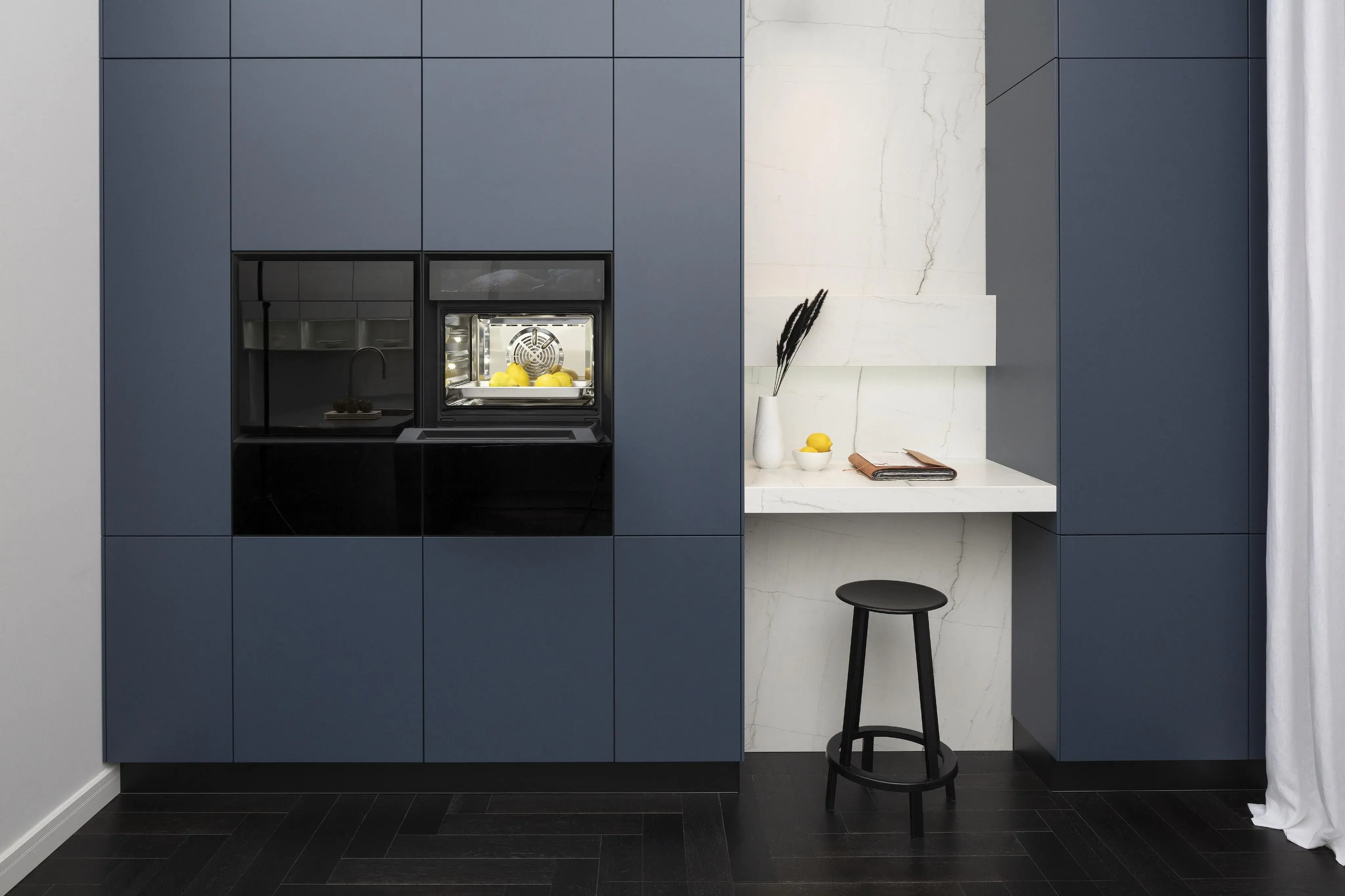 Häcker Hochchrankzeile in blau mit eingesetztem Arbeitsplatz