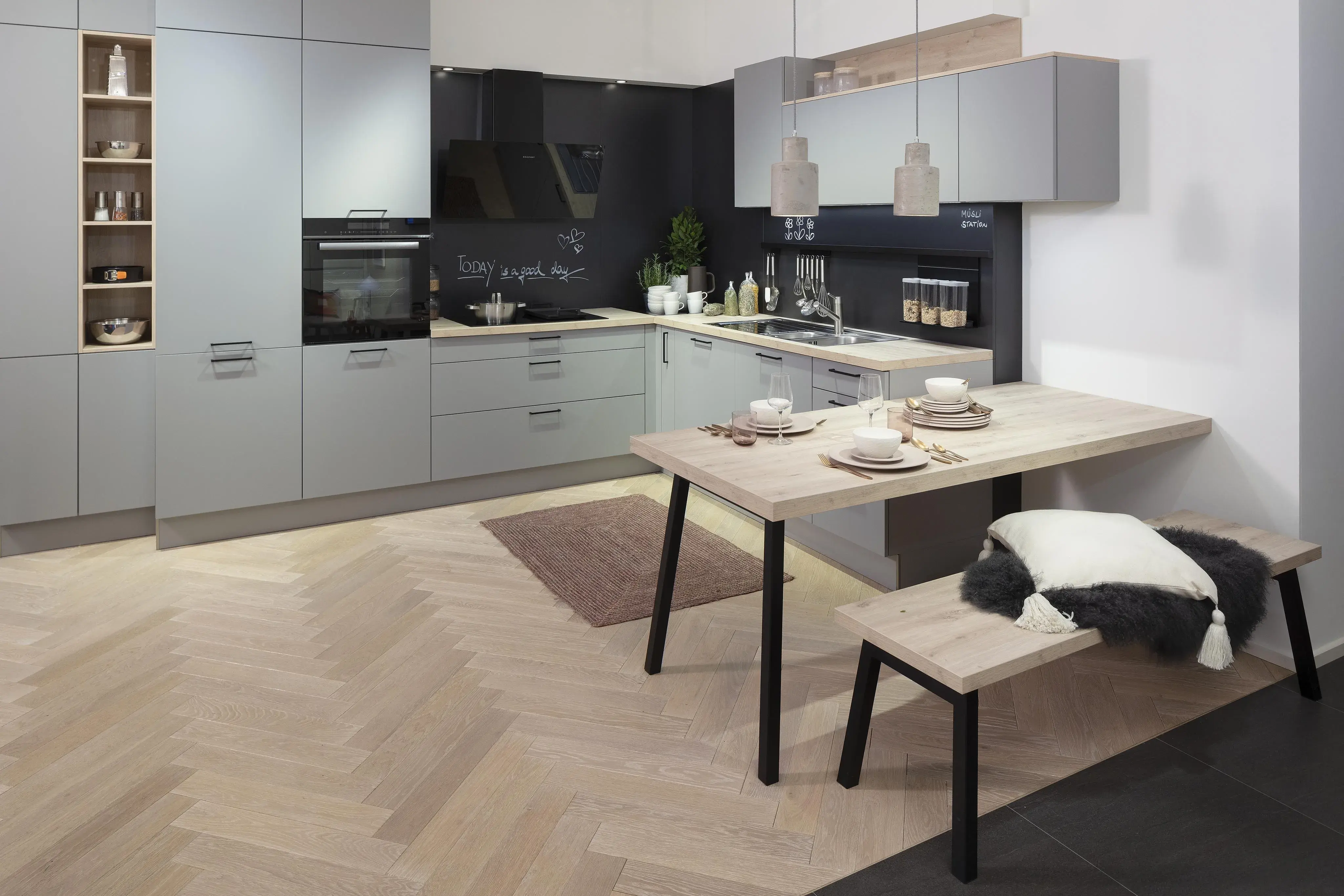 Häcker Küche in Perlgrau kombiniert mit Sommereiche und einem Ansetztisch