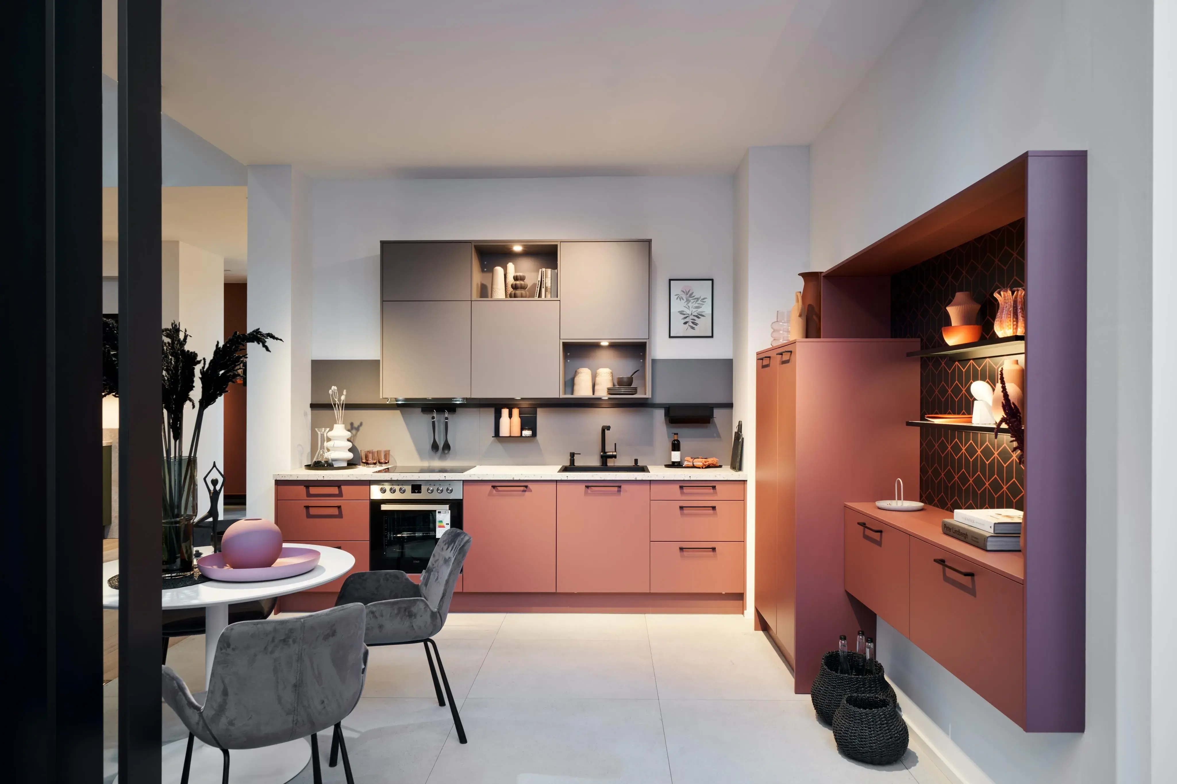 Küche in rot abgesetzt mit Hängeschränken in greige