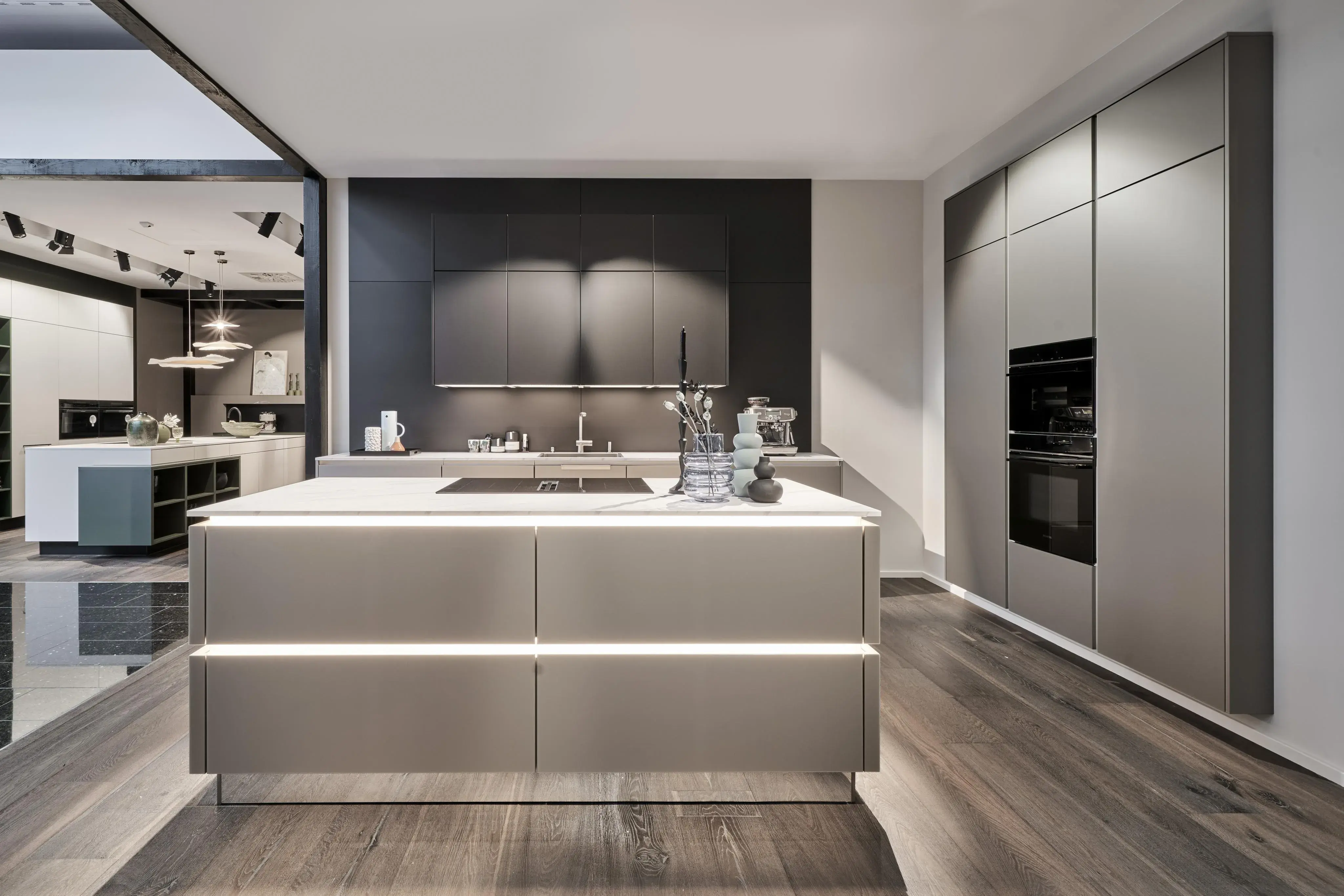 Grifflose Küche mit Kücheninsel in Grau- und Sandtönen 