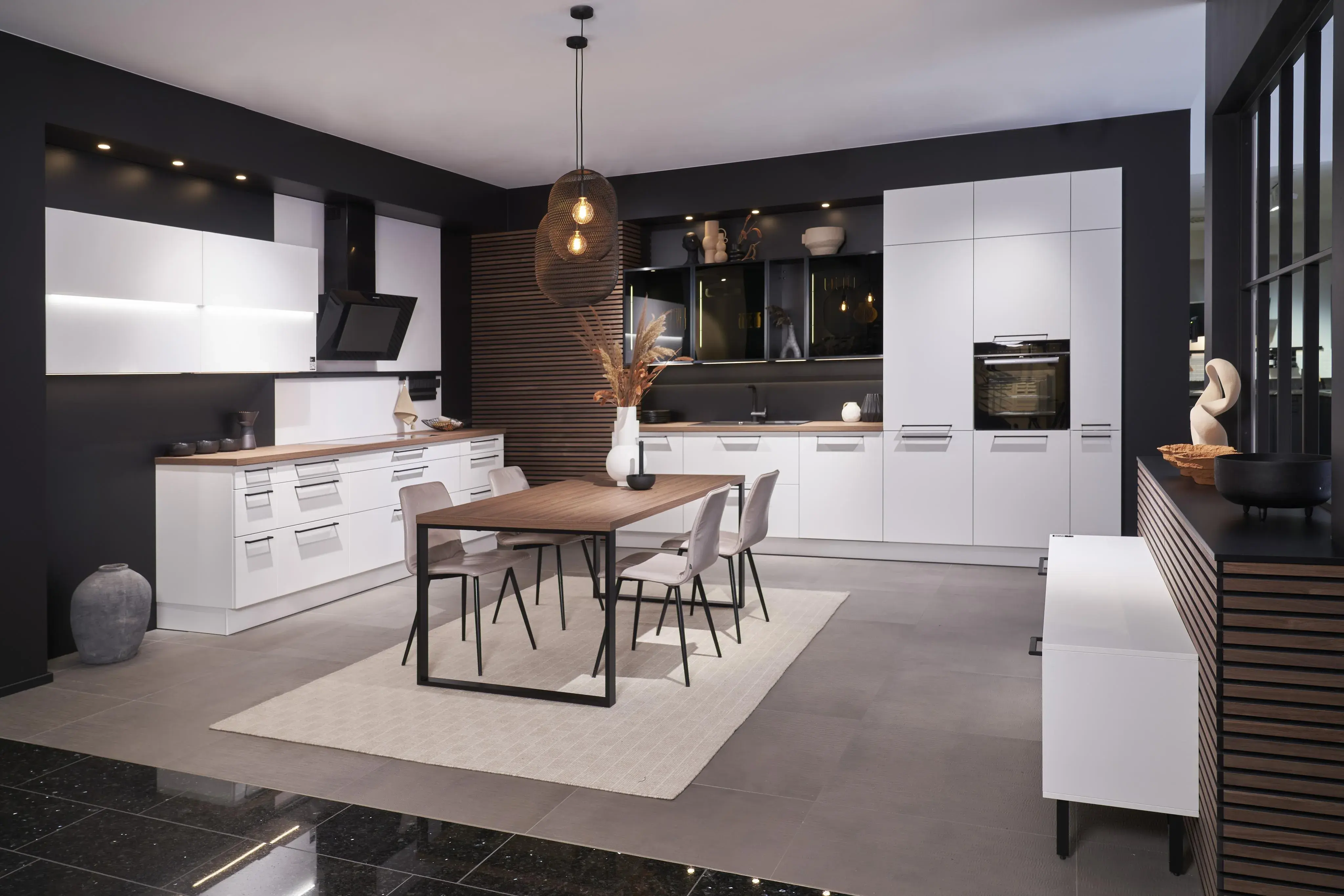 Weiße Küche mit zwei Zeilen und einem Esstisch in der Mitte