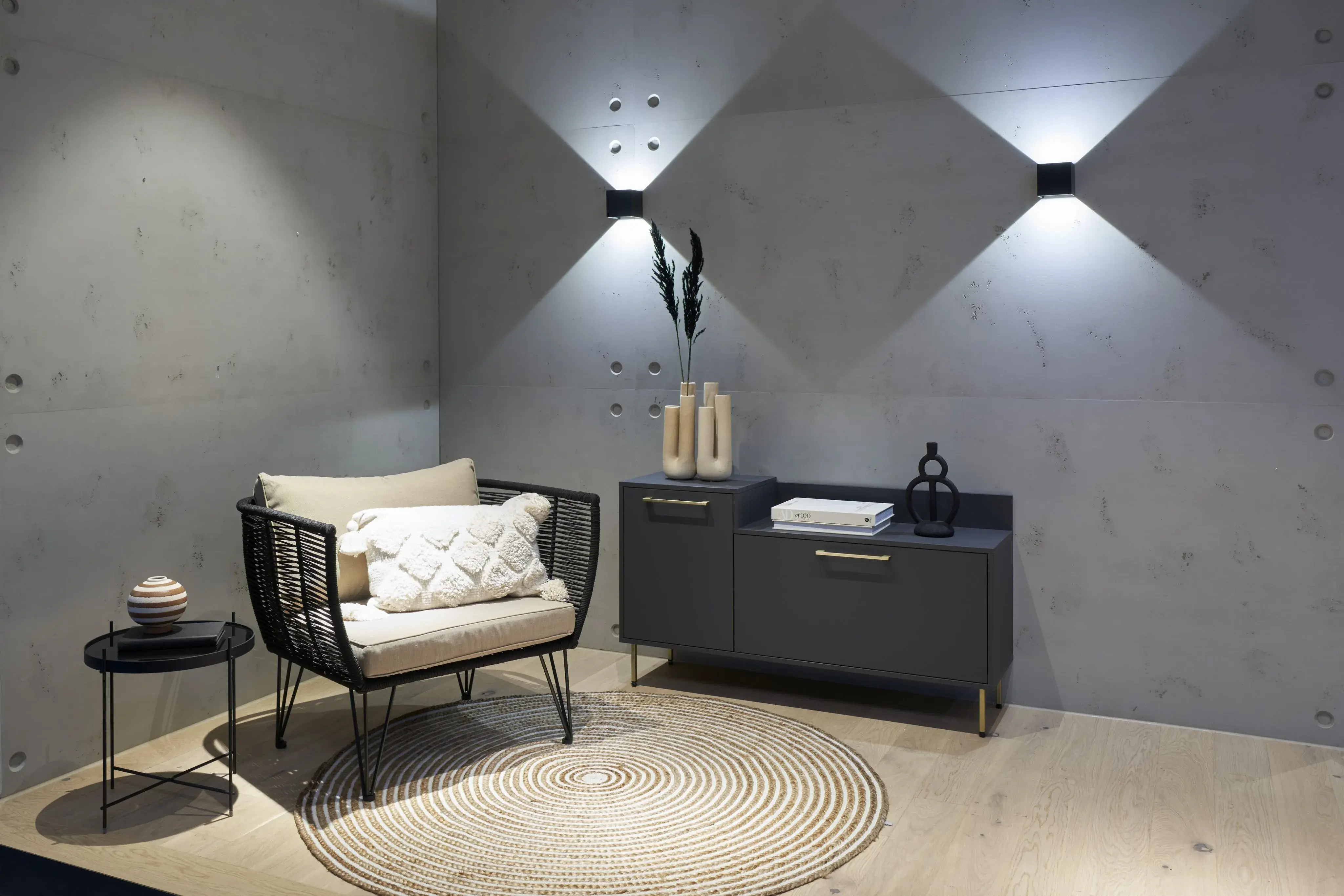 Sideboard in dunkel mit einem Sessel