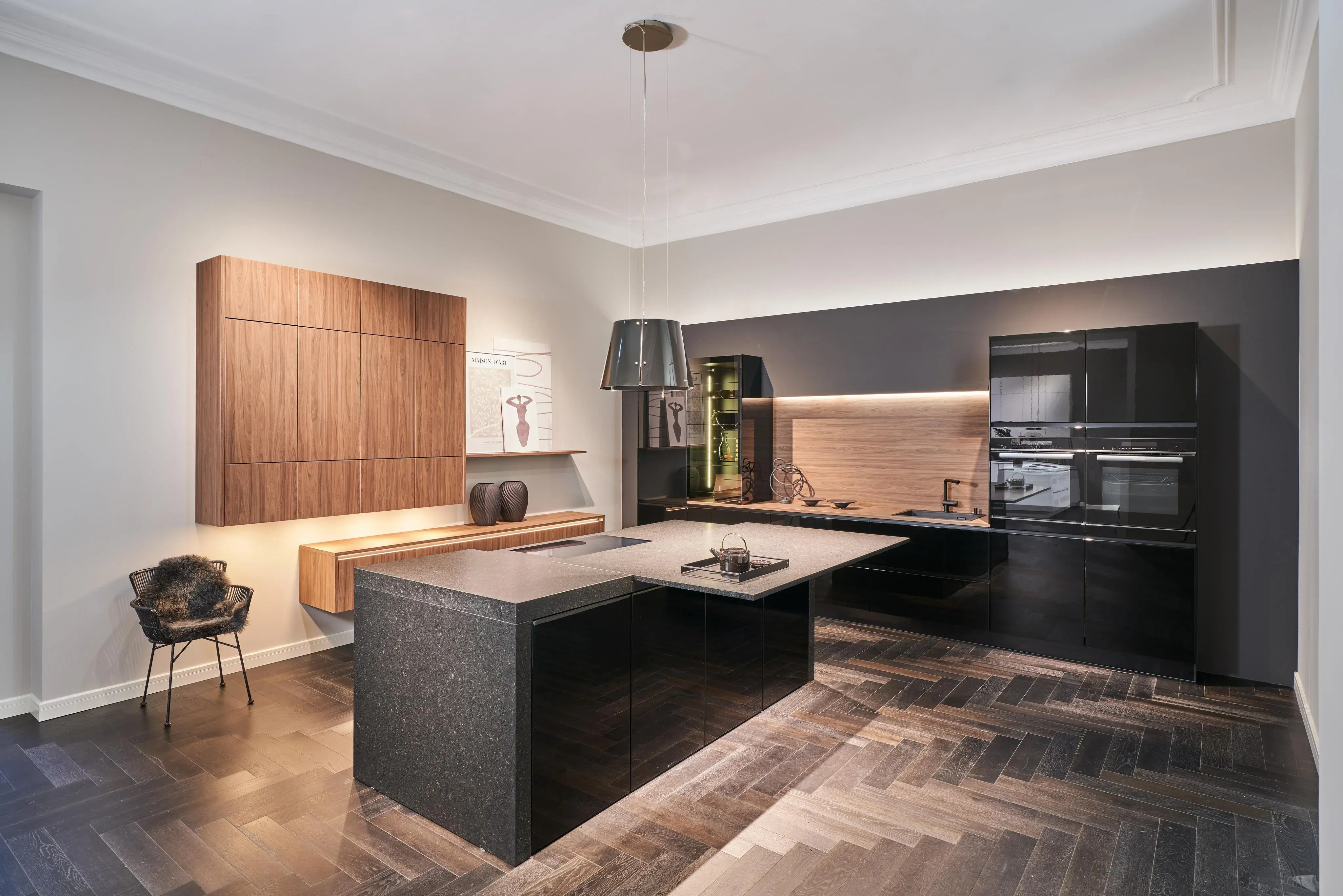 Schwaze Häcker Systemat Küche mit Walnuss kombiniert, Küchenzeile und Kücheninsel