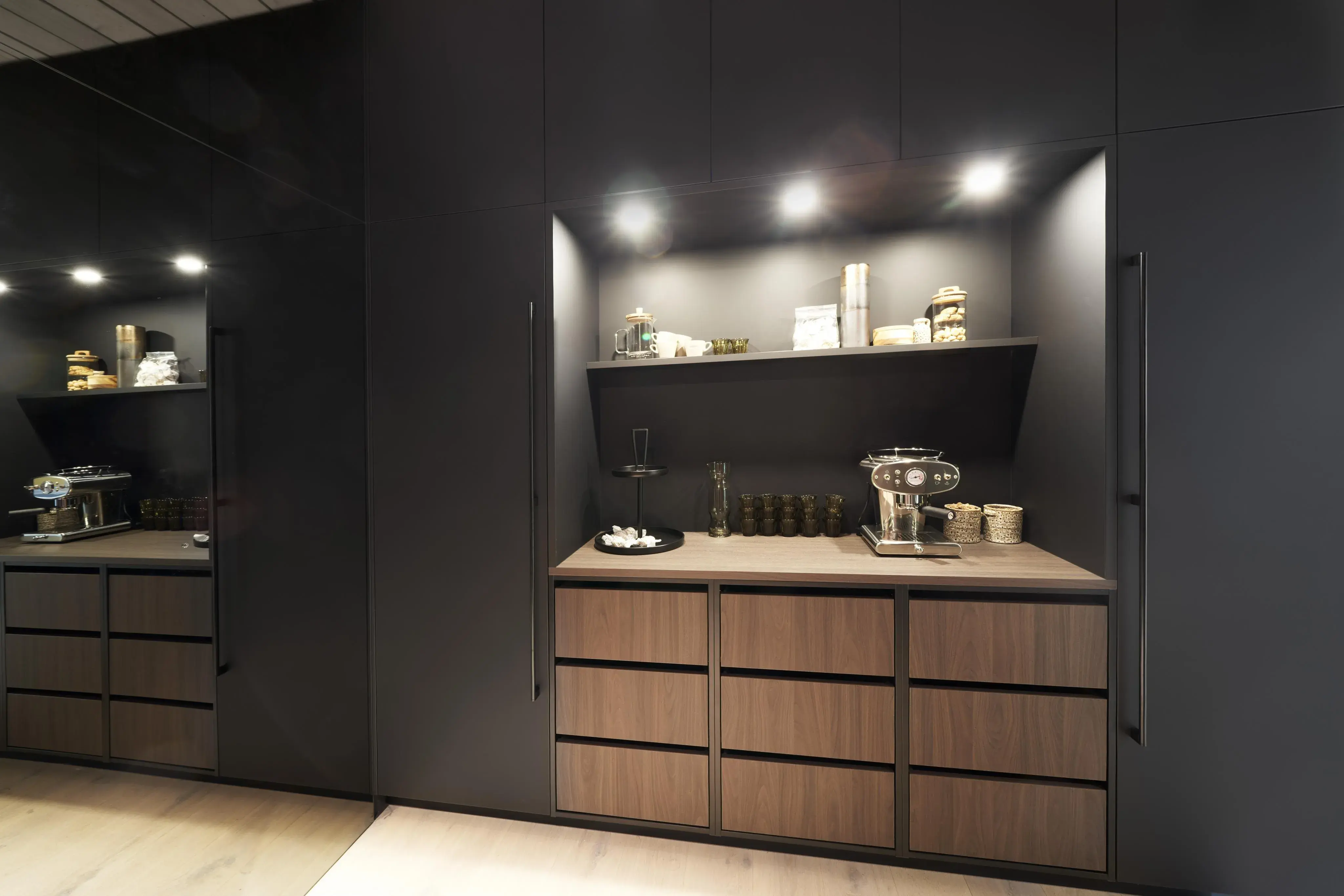 Hochschranknische mit eingesetzten Auszügen in Holz