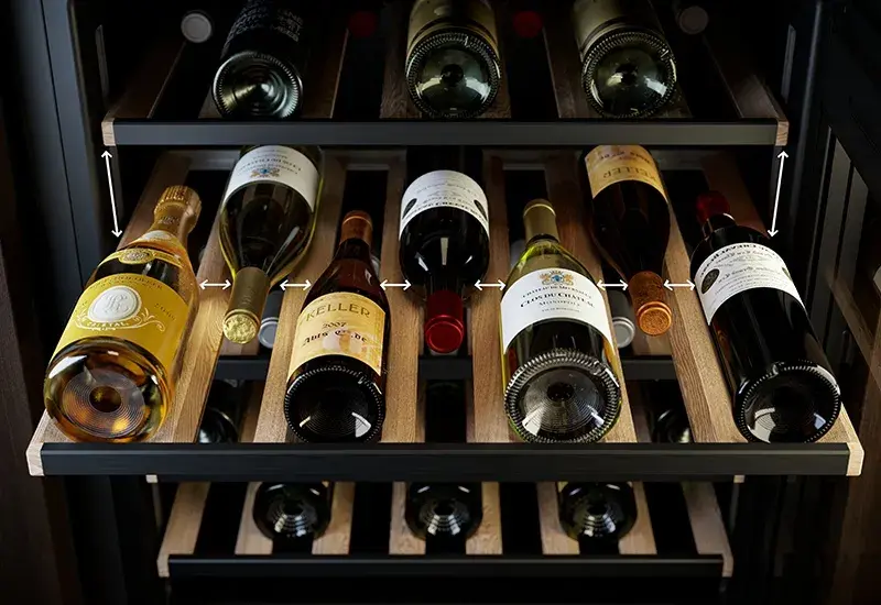Weinklimaschrank mit verschiedenen Regalen, für die perfekte Lagerung der Flaschen. 