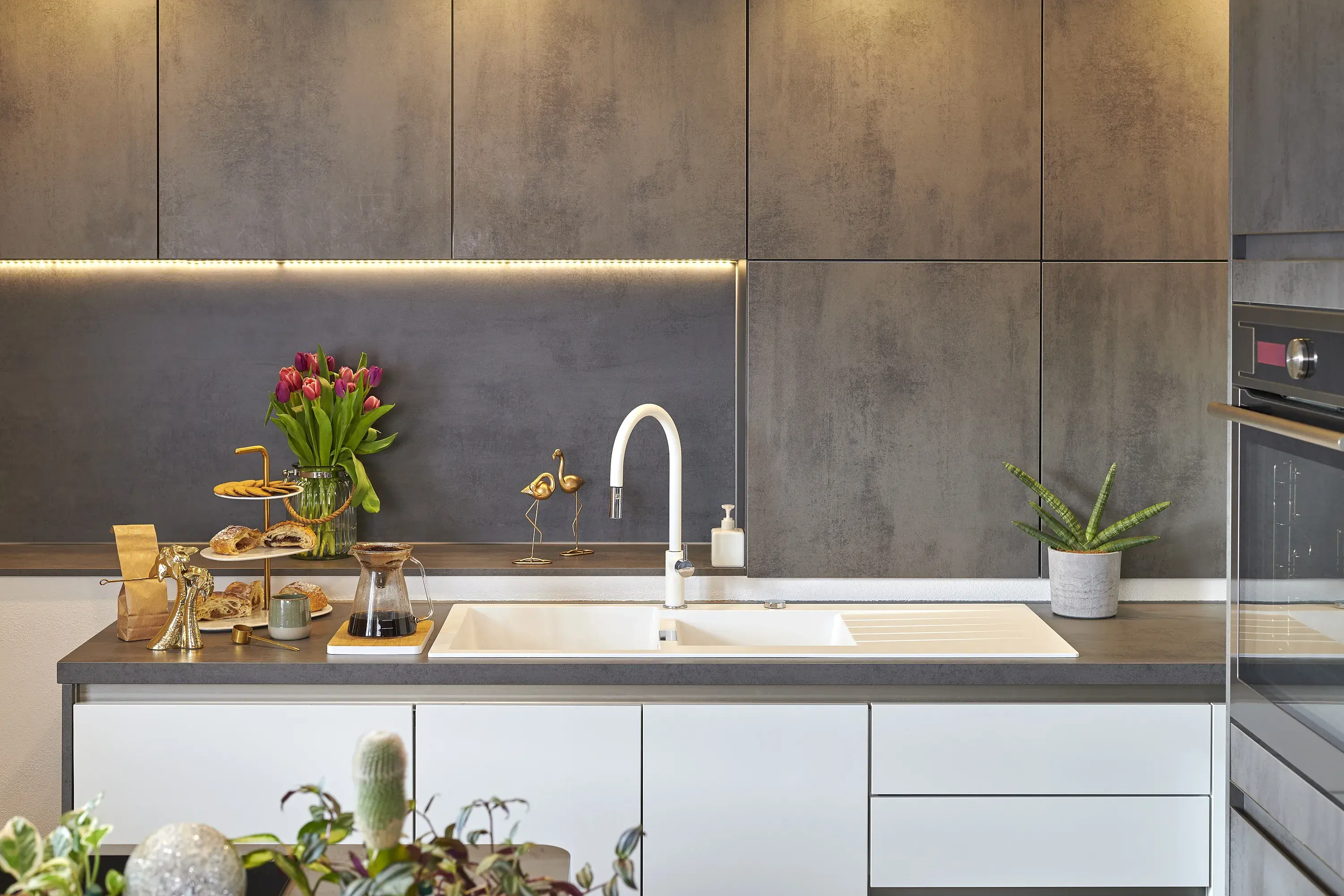 Weiße hohe gebogene Armatur an weißer SCHOCK Spüle