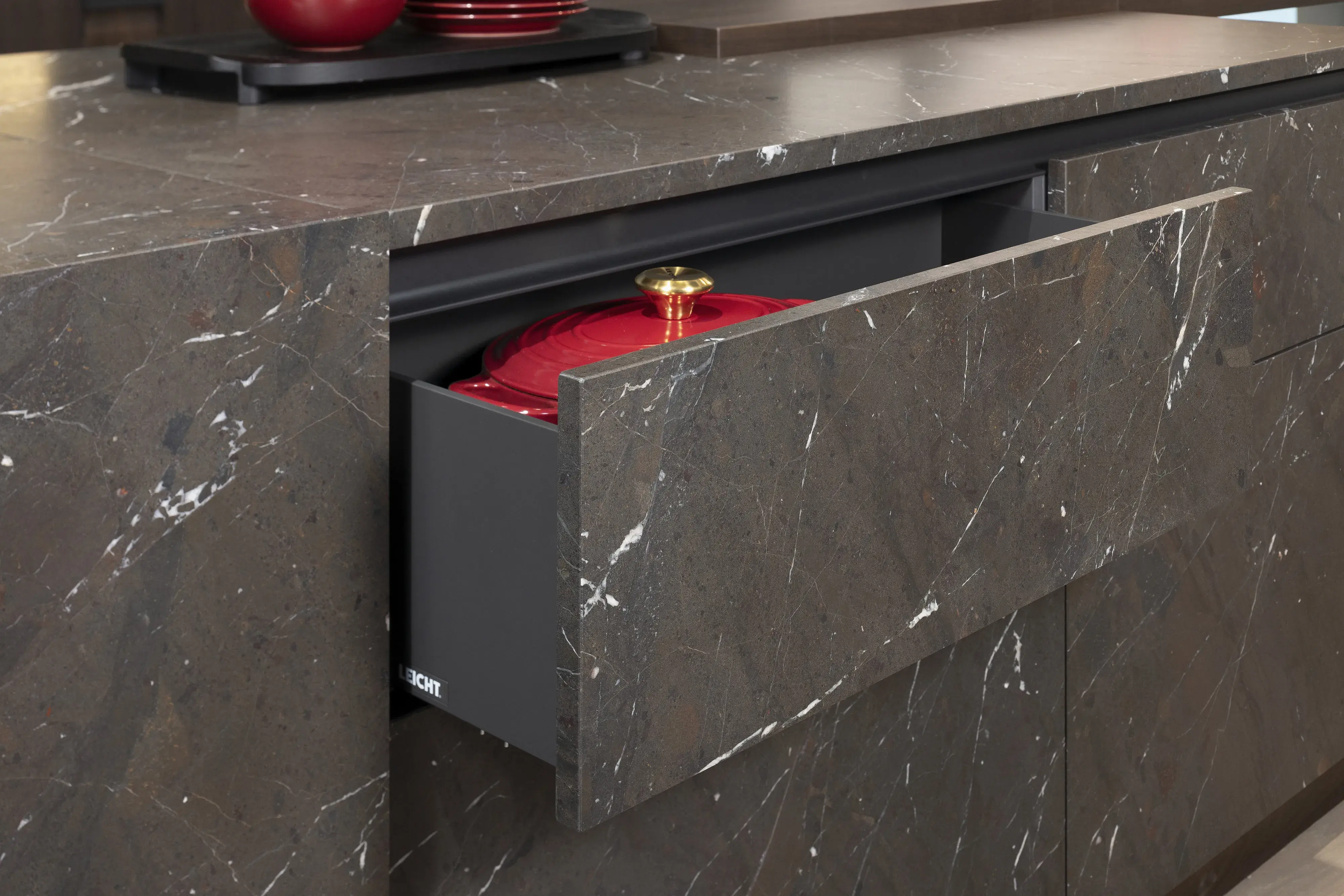 Keramik-Kücheninsel dunkel gemasert